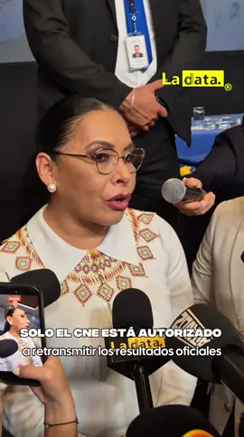 #Tendencia Presidenta del CNE informa que no se realizó ningún exit poll en la jornada electoral  La presidenta del Consejo Nacional Electoral (CNE), Diana Atamaint, informó que en esta jornada electoral no se realizó ningún exit poll, por lo que la única fuente oficial de resultados será la transmisión del CNE. Destacó que la jornada se desarrolló con normalidad y que, “contra todo pronóstico”, la seguridad de los votantes estuvo garantizada gracias al despliegue coordinado de las Fuerzas Armadas y la Policía Nacional. Sobre las denuncias de presunto proselitismo en el exterior, Atamaint señaló que el CNE analizará el caso una vez que se presenten las pruebas correspondientes, para determinar si se trata de una infracción electoral o una contravención. En relación con el uso de redes sociales durante el silencio electoral, la presidenta del CNE reconoció que se registraron numerosas publicaciones en plataformas como X, Facebook, Instagram y TikTok. @ladataec👈 #ladata #TendenciaPolitica #CNE #DianaAtamaint 