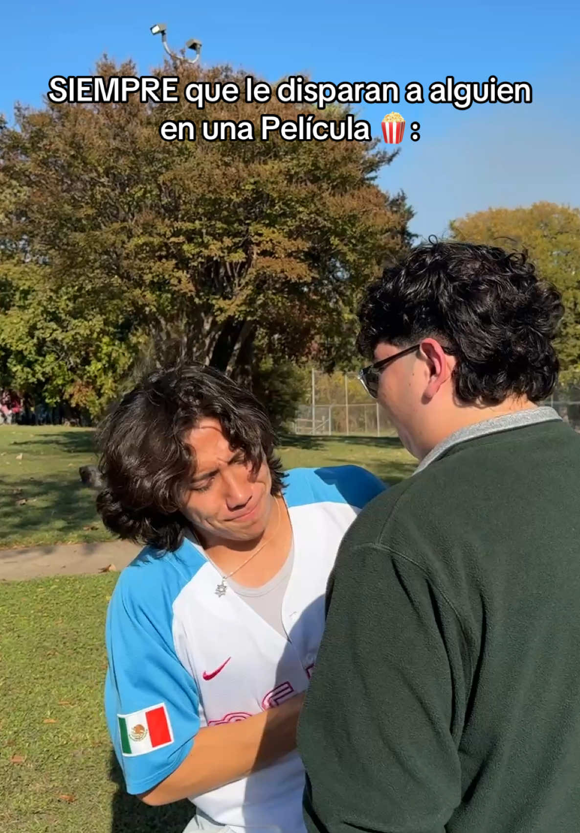 SIEMPRE es así 😭 nunca sabes a quién! #comedia #sketch #skit #humorlatino #creatorsearchinsights 