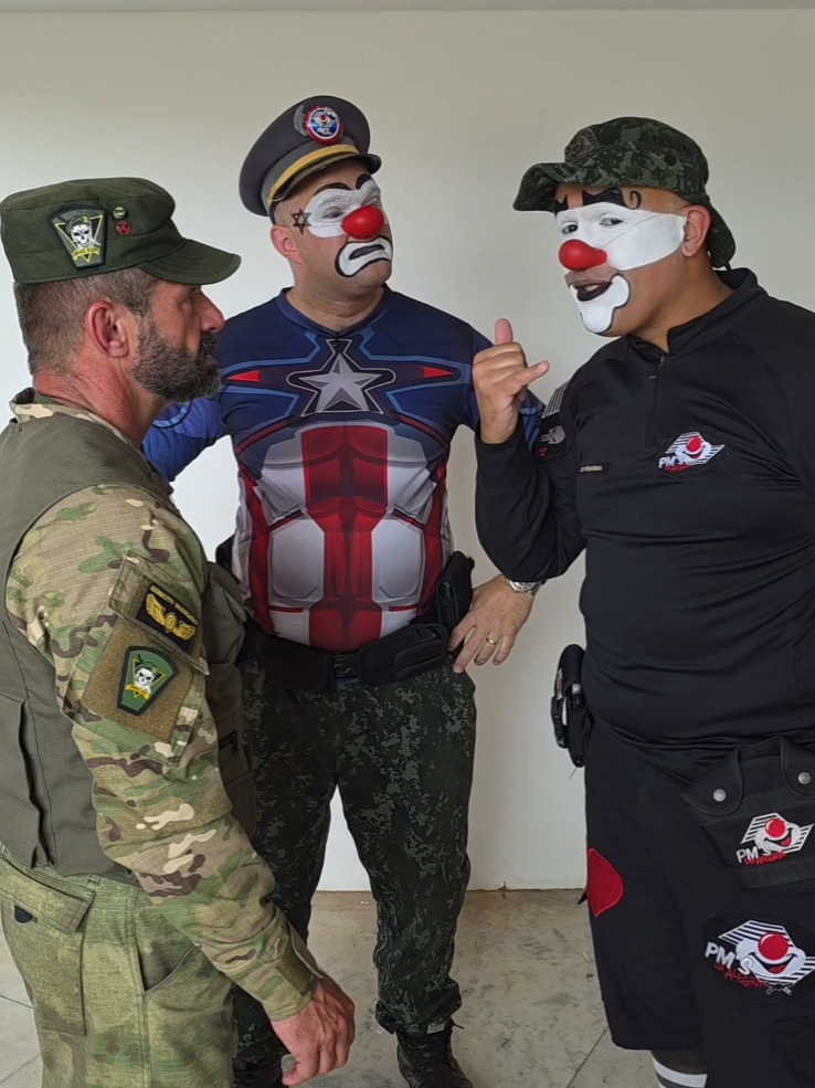 PMs da Alegria viram palhaços e levam diversão às pessoas: 