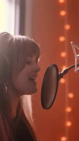 Some more of the ‘Labyrinth’ vocal one-take.  Labyrinth is out now!💛