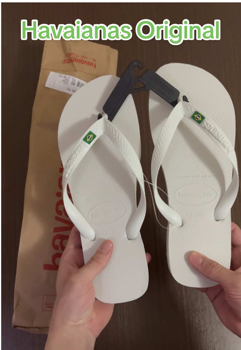 As Havaianas Brasil ORIGINAL que todo mundo ama! 🇧🇷✨ Super macias, confortáveis e com o design clássico da bandeirinha. Modelo unissex, perfeito para praia, dia a dia e looks casuais. Já disponível na TikTok Shop com frete grátis 🛍🔥.                   #havaianas #havaianasbrasil #havaianasbranca #chinelo #havaianasoriginal 