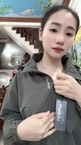 Áo khoác gió 2 lớp dày dặn. Giữ nhiệt tốt và chống nước siêu đỉnh ạ