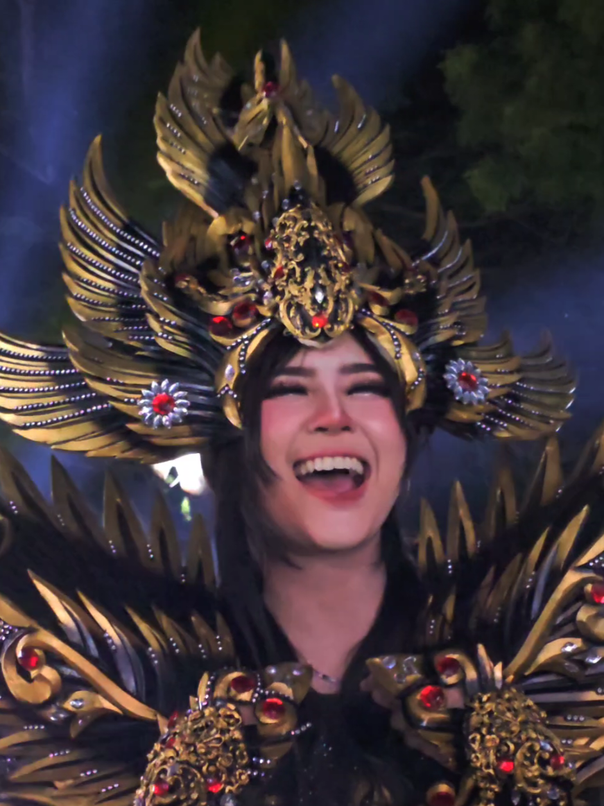 Hampir dibuat pangling sama @pabrikgula_bululawang  Biasanya cantik, tapi malam ini cuuaantiikk #pesonagondanglegi #pesonagondanglegi2025 #karnavalgondanglegi #ladyabrenda #fyp 