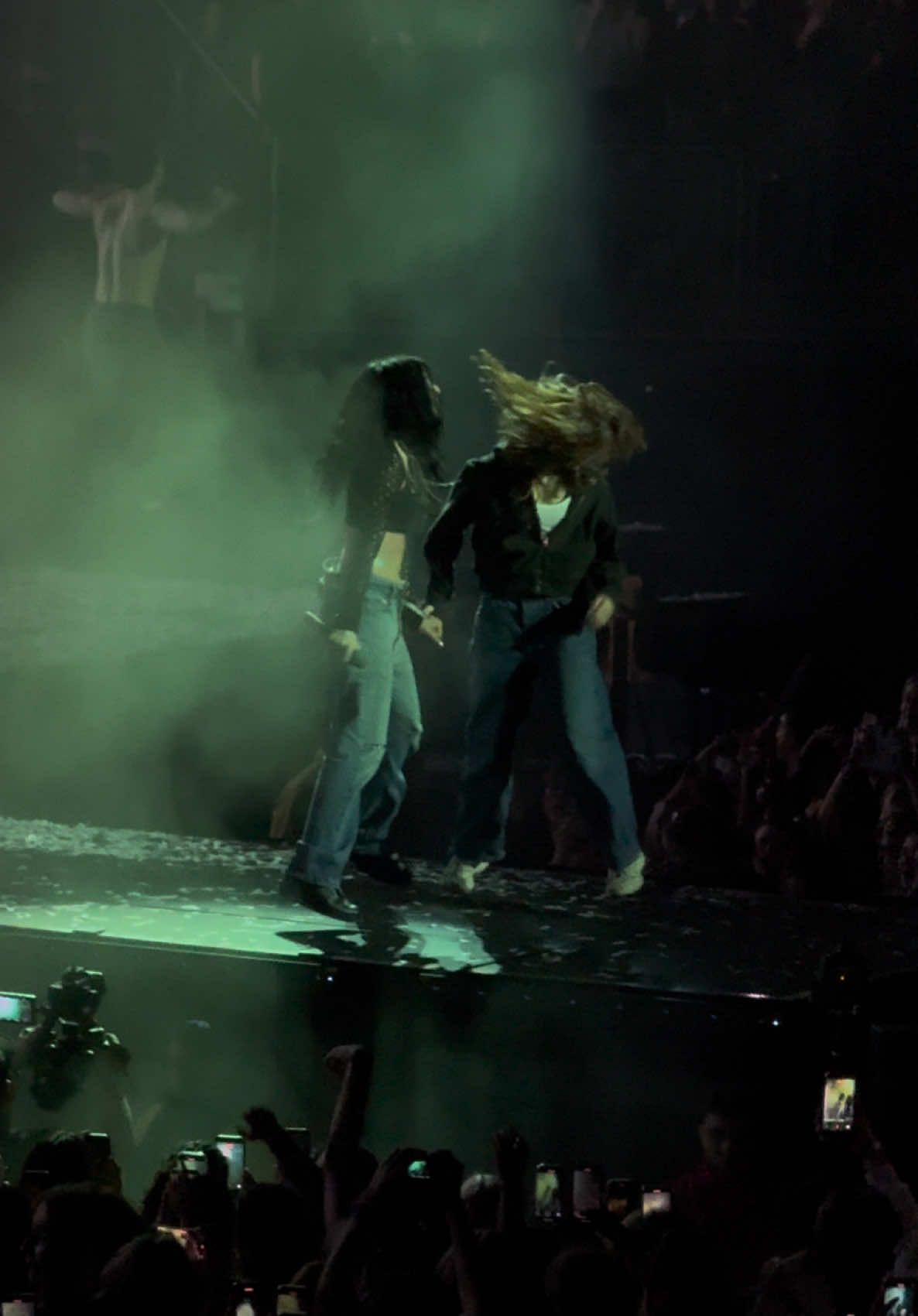 @Lorde brings out sadie sink for greenlight tonight in london!!! 💚 #lorde #sadiesink #greenlight #ultrasoundtour @The O2 