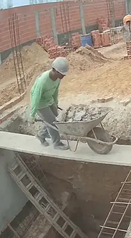 Câmera flagra rompimento de passagem em construção civil #Construção #LIVEIncentiveProgram #LIVEFEST2025 #MakeLIVECount #PaidPartnership  @alexdoprogresso 