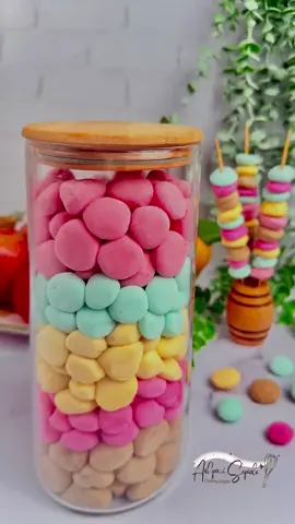 #creatorsearchinsights  یک بسته ژله دلخواه /۱ لیوان اب جوش ژله واب جوش رو ترکیب کنید بزار روی حرارت کتری تا کاملا شفاف بشه ! حالا با دور تند همزن بزن که کمی فرم بگیره ) نه خیلی شل نه خیلی سفت بریز تو قیف و بعد روی نشاسته ذرت حفره ایجاد کن و پرش کن و بزار یخچال خودشو بگیره! روش نشاسته ذرت الک کن و تمام اکه موادت سفت بود قیف رو چند ثانیه بزار تو ابجوش تا مواد شل بشه و راحت حفره روها رو پر کن اگه قیف نداری ته یک ظرف رو ارد نشاسته ذرت بربز و موادو بریز تو ظرف و صافش کن بزار یخچال بعد از نیم ساعت درش بیار و روشم نشاسته ذرت بزیز و از قالب در بیار و به هر شکلی دوست داشتی برش بزن #fürdich  #uktiktok  #پشتون_تاجیک_هزاره_ازبک_زنده_باد🇦🇫  #iran 