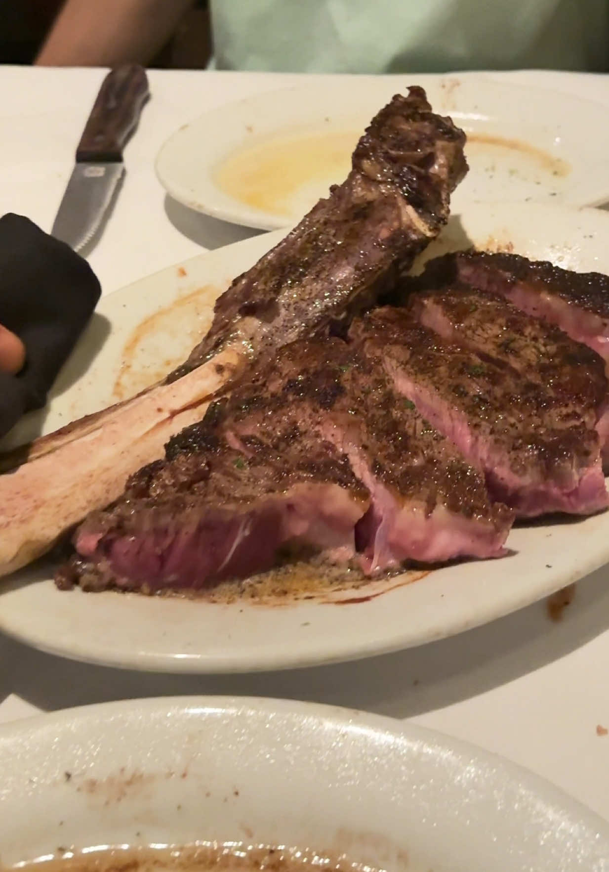 Best piece of steak EVERRR 🤤🥩🔥 #steak #steakhouse #tomahawksteak  #food #fyp 