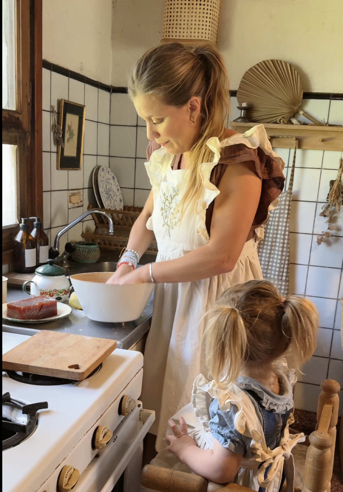 Receta de mi torta preferida, Pasta Frola que sale realmente exquisita y súper fácil de hacer 🧑‍🍳 💪🏻. Pruébenla y me cuenta ❤️ 🍓 INGREDIENTES #farmlife #farmlifestyle #recetas #reposteria #inspiration  	•	2 huevos 	•	100 g de manteca pomada 	•	½ taza de azúcar 	•	2 ½ tazas de harina común 	•	1 cdita de polvo para hornear 	•	Ralladura de 1 limón 	•	1 chorrito de esencia de vainilla 	•	1 pote de dulce de membrillo (o mermelada) 	•	Un poco de agua o juguito de naranja para ablandar el membrillo