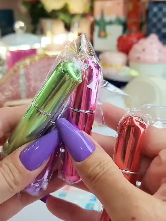 Nunca mais viaje sem seu perfume favorito! 🚫✈️ Com o Kit 3 Atomizadores de Perfume, você leva sua fragrância na bolsa, no carro e na necessaire. É só encaixar e encher, sem derramar! ✅ Perfeito para viagens (mala de mão!) ✅ Mini, discreto e recarregável ✅ Kit com 3 unidades para variar os cheiros! Marca aquela amiga que vive viajando! 👇 🛒 **Compre o seu Kit Refilável:**https://s.shopee.com.br/AKSotjI54N #viagem #atomizadorportatil #perfumetiktok #dicasdeviagem #praticidade #necessaire #shopeebr