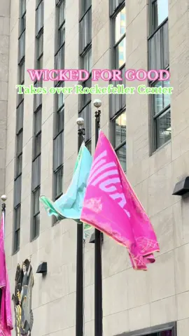 💖💚#wicked #rockefellercenter #nyc #wickedforgood 