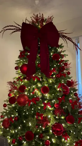 Kept it more simple this year but with a huge bow ❤️🤏🏼 #christmastree #christmas #redchristmas #bows #fyp 