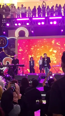 Cinta kan Membawa kita sampai ajal memisahkan... from Ari Lasso.. #fypシ゚viral #semarang #konsersemarang #arilasso #queencity 