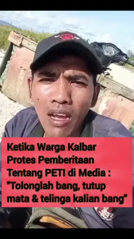 Jadi Diam Gitu ke? Kalau Ade Musibah Karena Alam Rusak Siape Maok Disalahkan? Pemerintah? 🤔 Seorang warga yang mengaku sebagai pedagang keliling memprotes adanya pemberitaan tentang Pertambangan Emas Tanpa Izin (PETI) di sejumlah media. Ia mengatakan bahwa aktivitas tambang ini juga berdampak terhadap ekonomi mereka, sehingga dirinya memohon kepada awak media agar jangan memberitakan PETI. 