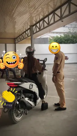 Bạn nào chiều cao khiêm tốn thi bằng A trên 125cc muốn thi bằng SH350 thi đây là cách nhé . Còn không thì cột 2 cái ghế 2 bên chống chân thì thả xuống 😎#anphucnguyen #xuhuong #viral #TPHCM2025 #banglaihangAtren125cc 