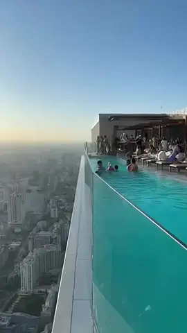 PISCINA NO ALTO DO PRÉDIO ESTOURA? Calma… isso aqui é IA, mas enganou milhões! 🤯🤖 O vídeo foi criado pra mostrar como a inteligência artificial já está gerando cenas tão reais que confundem até quem entende do assunto. 👉 Não acredite em tudo que aparece na internet. 👉 A IA está evoluindo mais rápido do que a gente imagina. 💬 Comenta aí: você teria caído nessa? 📲 Compartilha com alguém que ia acreditar! 🏠🔑 Gunther Dias  Corretor de imóveis  CRECI: 8000/MS 📲 Contato: 67 9 9640-0505 🏡💼 Gostou❓ Quer tornar o sonho da casa em condomínio fechado uma realidade⭐️🏠🔑 ❓ Vamos juntos encontrar o imóvel perfeito para você‼️ Siga @guntherimoveis para mais vídeos e dicas incríveis como essa‼️ ⚜️ @guntherimoveis  ⚜️ @guntherimoveis  ⚜️ @guntherimoveis  #imo#imoveiso#imoveisdeluxot#altopadraoor#corretordeimoveisr#corretoradeimoveis