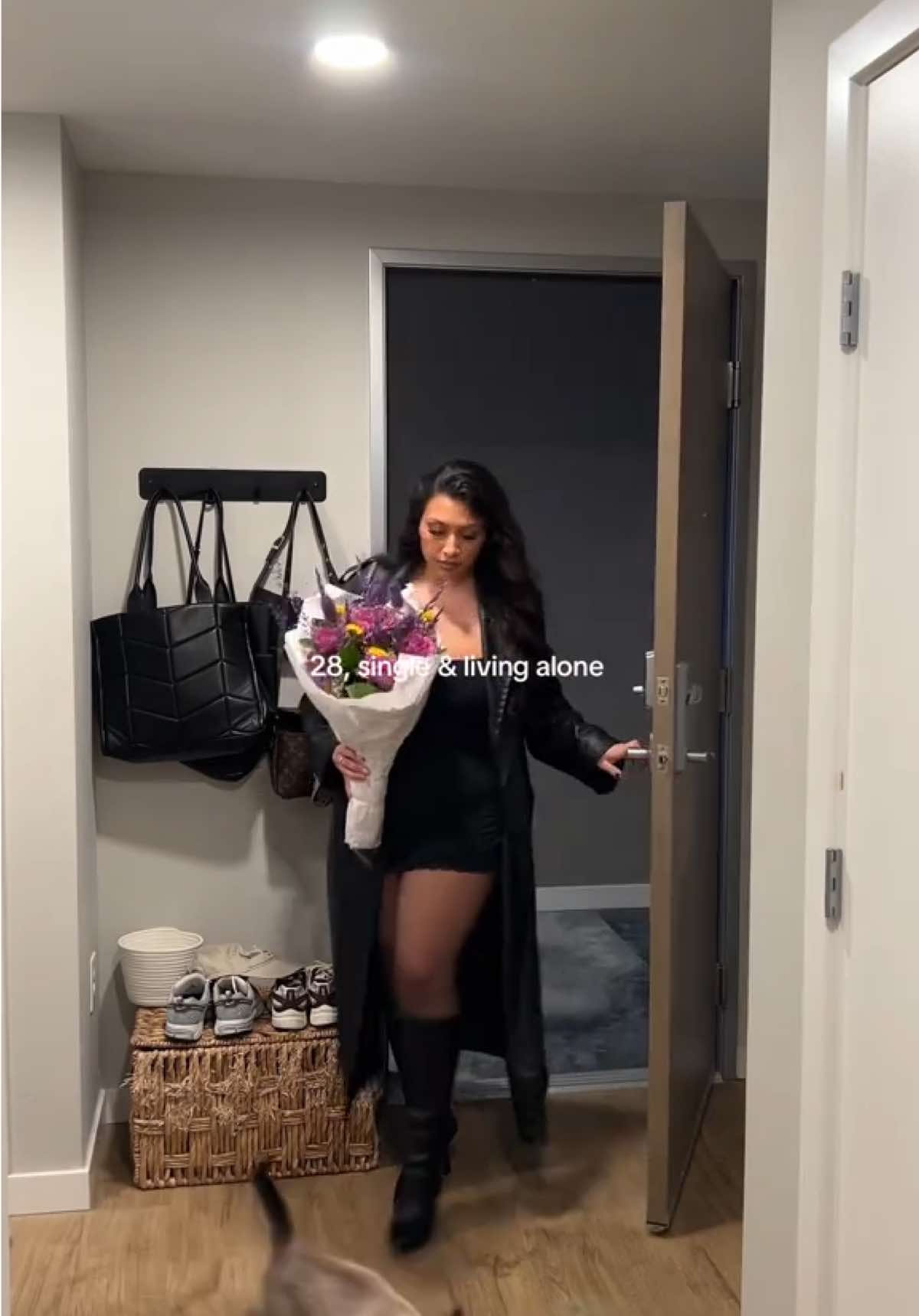 🌃💐 #single #singlelife #livingalone #livingaloneinmy20s #livingalonediaries 