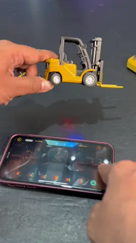 Mainan Mobil Forklift Remote Control memiliki 2 kecepatan bodi besi metal . #mobilremotecontrol 