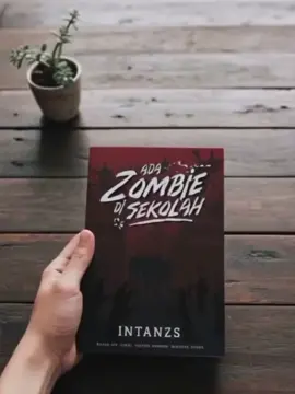 Hari itu, sekolah masih terlihat biasa—sampai satu murid jatuh, bangkit, dan semuanya berubah. Dalam hitungan menit, koridor dipenuhi jeritan, pintu dikunci, dan teman-teman berubah menjadi ancaman mematikan. Di tengah kegelapan, Raka dan Nadia menjadi dua cahaya kecil yang tersisa. Mereka berlari, bersembunyi, dan mencoba bertahan sambil menyatukan potongan-potongan misteri yang selama ini disembunyikan sekolah mereka. Sebab wabah ini bukan kebetulan. Ada rahasia yang lebih menyeramkan dari zombie di baliknya. Dan untuk pertama kalinya, bertahan hidup bukan hanya soal lari—tapi soal menemukan kebenaran sebelum semuanya terlambat. #adazombiedisekolah #novel #rekomendasinovel #BookTok #fyppppppppppppppppppppppp 
