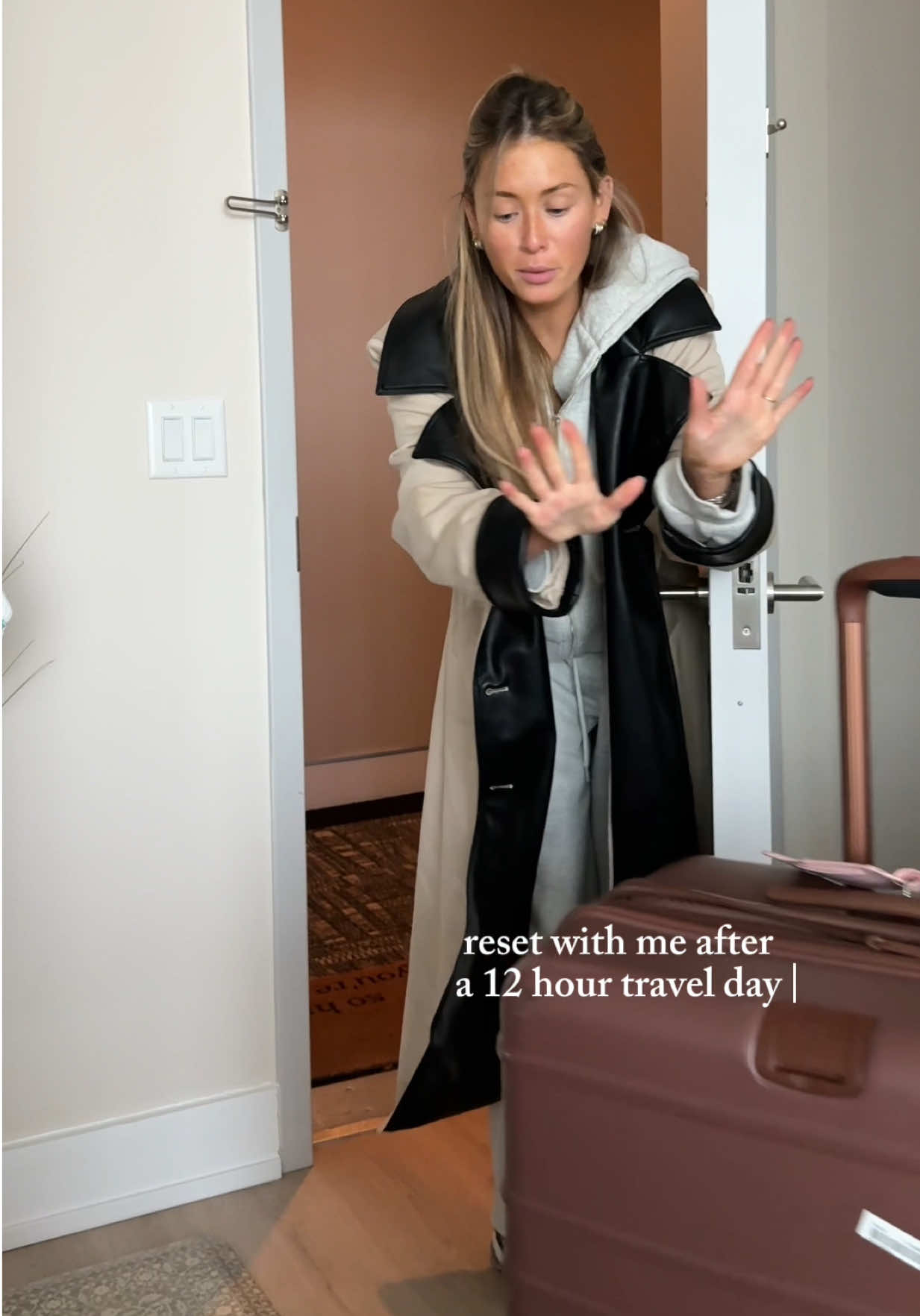 Unpack and reset w me after a 12 hour travel day ✈️🧳🫧 #unpackwithme #resetroutine #travelday 