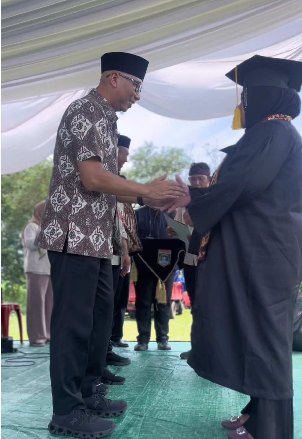 Hari ini gubernur lampung @Rahmat Mirzani Djausal menghadiri Wisuda Graduasi KPM PKH di Kecamatan Terbanggi Besar, Lampung Tengah. Momen yang selalu mengingatkan kita pada cita-cita dasar kemerdekaan: negara harus hadir untuk rakyat kecil. PKH adalah bagian dari amanat itu. Program yang membantu pendidikan anak, kesehatan ibu dan balita, sampai penguatan ekonomi keluarga. Dan hari ini, banyak keluarga Lampung menunjukkan bahwa mereka naik kelas, lebih kuat, dan lebih mandiri. Graduasi bukan hal mudah. Ketika memutuskan naik kelas, bantuan berhenti. Tapi keberanian Ibu-Bapak untuk berdiri di atas kaki sendiri adalah bukti bahwa kemiskinan bisa diakhiri, bukan diwariskan. Terima kasih juga untuk para pendamping PKH, ujung tombak yang setiap hari turun langsung menemani keluarga: Ibu Siti, Ibu Noni, dan Bapak Hardiyanto. Dedikasi kalian luar biasa. Kita akan terus bergerak bersama agar lebih banyak keluarga Lampung bisa melangkah maju. Karena jika negara hadir dan rakyat bekerja keras, perubahan itu nyata. #rahmatmirzanidjausal #lampung #pkh 
