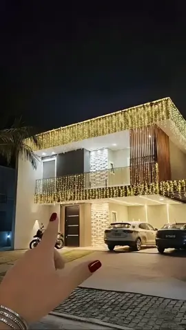 Iluminando o Natal com estilo! 🎄✨ Essa cascata de 400 LEDs em branco quente deixa qualquer fachada muito mais charmosa e acolhedora. Perfeita para criar aquele clima mágico nas festas! ✨🏠 #Natal2025 #DecoraçãoDeNatal #PiscaPisca #LuzesDeNatal #CascataDeLuzes 