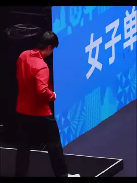 Tôi biết Shasha thực sự khao khát chức vô địch này sau set đấu thứ năm bùng nổ của cô ấy. Nhưng ngay cả những trận đấu quan trọng nhất cũng chỉ trở thành một phần trong cuốn tự truyện về cuộc đời phi thường định mệnh của cô ấy. Chúng ta chỉ có thể làm rất ít, nhưng hy vọng sự ủng hộ và tình yêu của chúng ta có thể giúp cô ấy tích lũy một chút tài sản và sức mạnh, mang lại cho cô ấy sự tự tin và niềm vui. Chúc cô bé này mọi điều tốt đẹp nhất mãi mãi. #孙颖莎 #sunyingsha #pingpong 