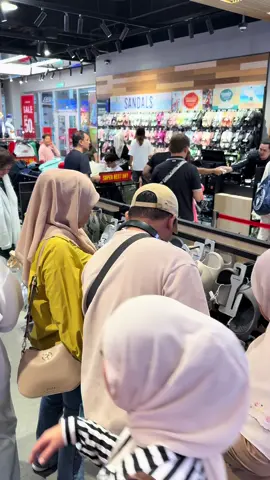 Heard that they always have sales, is the price cheaper there? #malaysia #genting #warehousesale #premiumoutlet #sale 