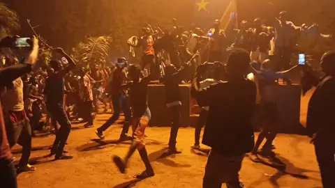 ## Victoire de la RDC : Gbadolite en fête Gbadolite, 16 novembre — La RDC s’est imposée face au Nigéria dans un match décisif, déclenchant une vague de célébrations dans les rues de Gbadolite. À 23h30, la jeunesse locale s’est mobilisée spontanément, entre klaxons, chants patriotiques et feux symboliques. Ce moment de liesse populaire témoigne de l’attachement profond au football et de la fierté nationale que suscite cette victoire. Les Léopards ont uni tout un peuple dans une ambiance électrique. CN BKL RTNC Nord Ubangi#viral_video 