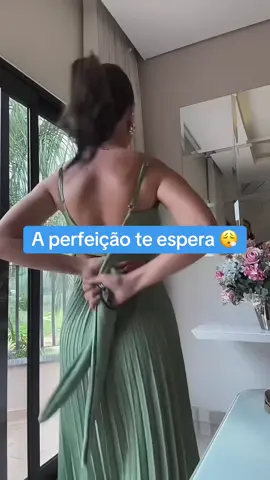 Vestido Longo Cecília plissado: elegante, de alcinha, ideal para casamentos, festas, batizado, Natal e Ano Novo. Luxo e caimento impecável. #VestidoLongo #ModaFesta #LookLuxo #Natal #AnoNovo    https://s.shopee.com.br/60JpnOnDKT