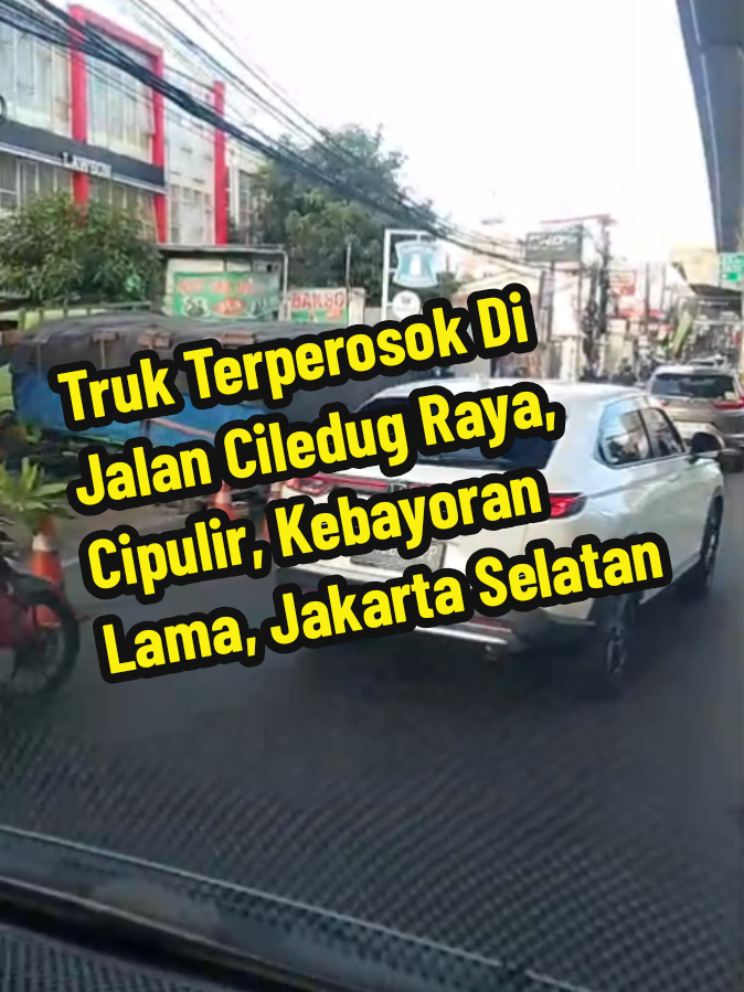 Senin pagi, 17 November 2025, dilaporkan truk terperosok di dekat toko Erafone, Jalan Ciledug Raya arah Cipulir, Kebayoran Lama, Jakarta Selatan. Mohon berhati-hati dalam berkendara. #cipulir #kebayoranlama #jakartaselatan  ----- Ikuti akun kami untuk update informasi terkini Jakarta dan sekitarnya ----- 📹 : Kiriman via DM