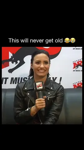 In 2015, Demi Lovato gave the interview that turned into one of her most replayed viral moments. She was in Berlin speaking with NRJ when the host casually asked her about her favorite dish. Instead of naming a type of food, she answered with complete sincerity, saying she liked mugs because they were comfortable to hold and perfect for hot drinks that you do not have to touch 😂😂 #demilovato #interview #funnyvideos #humor #fails 