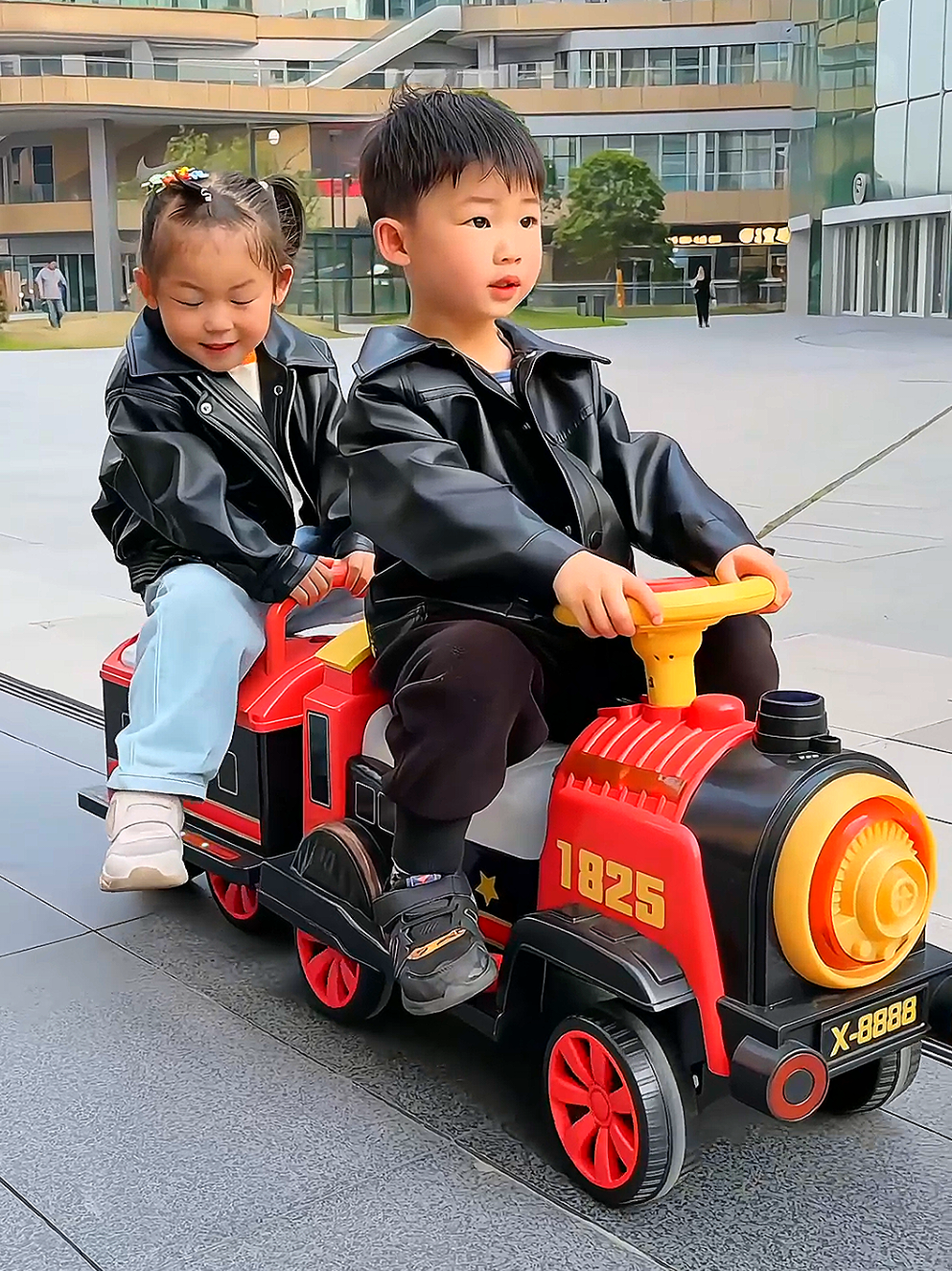 Kereta keretaan, tenaga baterai 🔋🔋🔋, dilengkapi boncengan juga 🚂🚂🚂 . . . . #fyp #review #mainan #mainananak #toys 