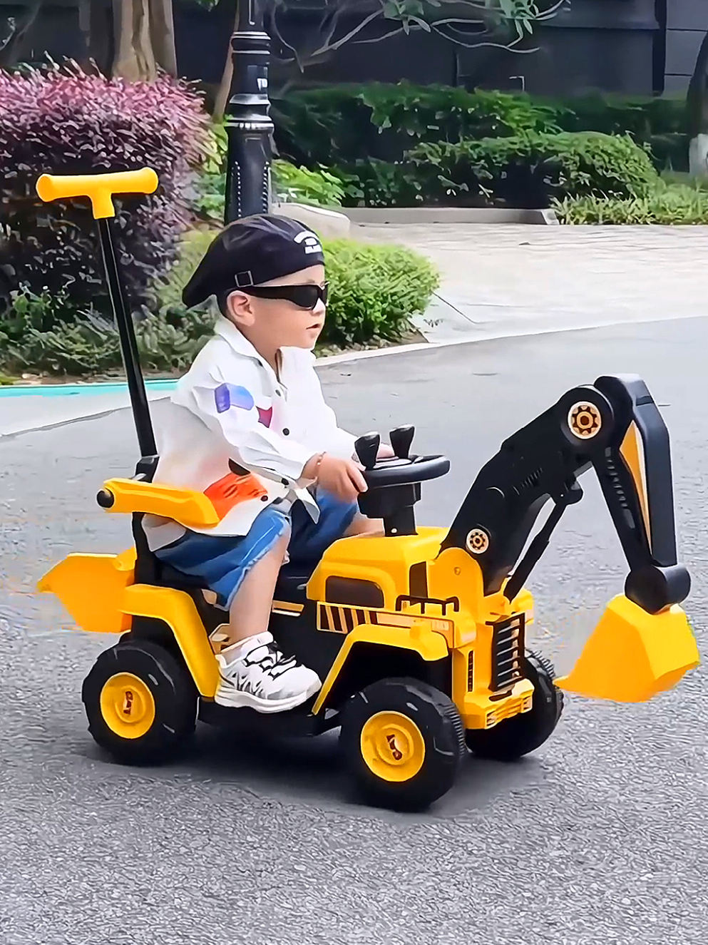 Mobil mainan ala Ekskavator, tenaga baterai/aki, dilengkapi pendorong & remot controller untuk pengawasan 🛻🛻🛻 . . . #fyp #review #mainan #mainananak #toys 