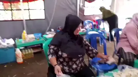 sedang di posko dapur umum...  ibu ibu para relawan sedang semangat masak masak untuk para pengungsi korban tanah geser/ tanah gerak.. lokasi di desa Maribaya RT 04 RW 03 kecamatan Karanganyar kabupaten Purbalingga propinsi Jawa Tengah... #fyp #TANAHGERAK #PURBALINGGA 