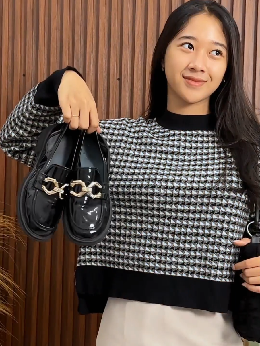 Satu sepatu, banyak style! Rowey Docmart elegan dengan desain manis ini wajib banget kamu punya! #Rowey#RoweyShoes#SepatuRowey#Sepatu#Shoes#SepatuWanita#SepatuKorea#SepatuCewek#Docmart#SepatuDocmart#SepatuPantofel#Pantofel#SepatuKekinian#Shopmaster#fashion#OOTD#Sepatu2025 