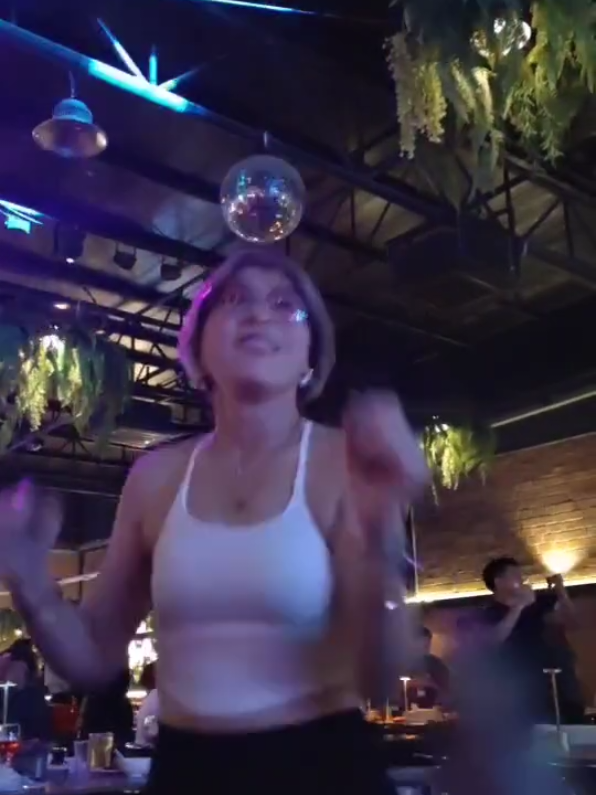 - เรื่องนี้ถือเป็นอุทาหรณ์มากค่ะ  เมื่อสาวรายหนึ่ง ยืนเต้นอย่างสนุกสนานกับเพื่อน อยู่ดีดีกลับค่อยๆก้มตัว ลงกับพื้น แล้วเสียชีวิต !! มีคลิป  . - เรื่องราวของ  ผู้ใช้เฟสบุ๊ค  max wowwow ลงเรื่อง ราวอุทหาหรณ์ หลังไปเที่ยวกับเพื่อน ระบุว่า  . - นาทีสุดท้ายของชีวิตขออนุญาตโพสต์คลิปเพื่อเป็นอุทาหรณ์ ชีวิตคนเรามันสั้น . - อย่าโกรธ  อย่าเกลียด  อย่าทะเลาะกันเลย  ใช้ชีวิตให้หมือนเป็นวันสุดท้าย ประโยคเชยๆที่เราคุ้นหูบอก เลยว่า ถ้าไม่เกิดกับคนตรงหน้าเรา และ Max เป็นคนถ่ายคลิปนี้พอดี . - ใดๆก็ตามหากใครดูคลิปนี้แล้วปลง คิดได้ ขอให้ผลบุญนี้ส่งเป็นบุญสะสมให้กับน้องกี้ด้วย .    - หากใครจะ  Drama  ขอให้ดูวัตถุประสงค์ของ Max ต้องการให้ทุกคน  ได้รับประโยชน์  จากตัวอย่างของน้อง . - จากคำถามของทุกช่องทาง  ขออภัยที่ยังไม่ได้ตอบใคร เนื่องจากเคลียปัญหาแก้ไขหน้างาน ช่วยกันปัํมหัวใจพา รพ.ลานนา จ.เชียงใหม่ ตอนเที่ยงคืน . - เมื่อคืนไปกัน 10 กว่าคน  กี้ก็ดื่มและสนุกปกติ เพลงสุดท้ายตอนเกือบเที่ยงคืนก่อนเกิดเหตุการณ์ไม่คาดฝัน ช่วยกันปัํมหัวใจพาส่ง รพ. . - ถึง รพ.  ลมหายใจอ่อนมาก น้ำตาลตก เหลือแค่ 17 เลือดจางมาก เกล็ดเลือดต่ำประมาณ 24 ตัวซีด  . - วันนี้จะวุ่นอีก 1 วัน  รอญาติสายตรงเดินทาง มาจากเชียงใหม่ ทำเรื่องจะผ่าชันสูตรที่นิติเวช ไปแจ้งความเสียชีวิตที่แขวงศรีวิชัย เตรียมแต่งตัวให้รพ.มหาราช และรอส่งตัวกลับจันทบุรี . - Max ขอตอบผ่านคลิปนี้นะคะ . - ถ้าคิดเชิงบวก กี้มีความสุขจนถึงนาทีสุดท้ายก่อนที่จากพวกเราไป . - พวกเราที่ต่างหากคนที่ยังมีชีวิตอยู่ ไม้รู้ว่าจะต-แบบไหนวันไหน ?  ใช้ชีวิตให้มีความสุขในทุุกๆวัน ฝากไว้ให้คิด . - ขอให้กี้ไปเป็นนางฟ้าอยู่บนสวรรค์นะจ๊ะพี่Maxรักกี้นะ . - 14 /11 / 65  on 12:14 น. หมอสรุปสาเหตุการเสียชีวิต เนื่องจาก หัวใจเต้นผิดจังหวะ ( เบากว่าขั้นหัวใจวาย) #หัวใจเต้นผิดจังหวะ #เคสดำ #หลับให้สบายนะ #ขอแสดงความเสียใจกับญาติผู้เสียชีวิต #ข่าวด่วนล่าสุด 