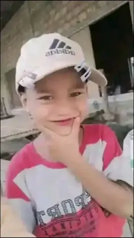 Dua anak dilaporkan meninggal dunia dalam sebuah insiden kecelakaan di Jl Hauling Batubara milik PT EPI, Desa Prambatan, Kecamatan Abah, Kabupaten PALI pada Minggu (16/11/2025). Kejadian tersebut sempat terekam warga dan beredar di media sosial. Dalam rekaman, kedua korban terlihat sudah tidak bergerak setelah diduga tersambar atau terlindas truk Fuso pengangkut batubara. Menurut informasi yang beredar, pengemudi truk disebut meninggalkan kendaraan di lokasi setelah insiden. Pada video lain, kendaraan tersebut terlihat terbakar, diduga akibat aksi warga yang geram. Hingga saat ini, belum ada keterangan resmi dari pihak pemerintah daerah maupun kepolisian mengenai kronologi lengkap serta identitas kedua korban. #infoterkini #kabarharian #viralupdate #beritaterbaru #updatewilayah