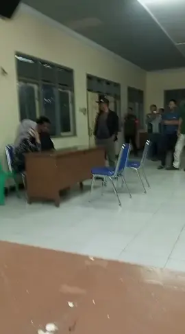 Warga setempat menggerebek sebuah mobil bergoyang di Depan Masjid di Kembaran Wetan Kecamatan Kaligondang Purbalingga. Sepasang sejoli di grebeg warga sekitar, karena warga sekitar curiga melihat ada sebuah mobil yang bergoyang - goyang di area sekitar dekat masjid di Kembaran Wetan, penggerebegan dilakukan sekitar pukul 01.00 setelah di cek ternyata ada sepasang sejoli di dalamnya, kira - kira sedang apa yang dilakukan mereka? ws neng balai desa kembaran wingi terus di gawa Polsek Kaligondang kue anu damai ora kudu ne Mbojo kue ws ganh banget neng mobil be ana tisu² ne  pengin ngerti umh eh nggon neng Endi pada sing Lanang Karo wadon Ben #fypシ Ming wonge #purbalingga24jam #fypシ  Keduanya di bawa ke Polsek Kaligondang, dari info yang di Himpun yang laki - laki dari Desa Karangjambe Kecamatan Padamara, yang Perempuan Dari Desa Slinga Kecamatan Kaligondang. Mbok ya kalau pacaran jangan sampai larut malam kuatir ada setan yang menggoda