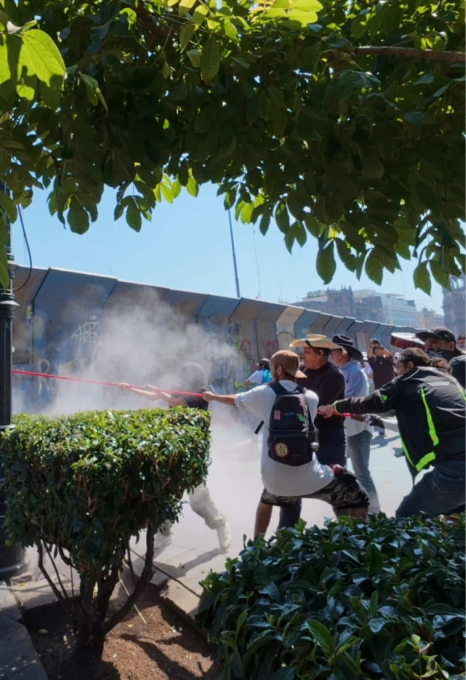 Intentan derribar vallas del zocalo.                                   #mexico #marcha #cdmx #protesta #generacionz 