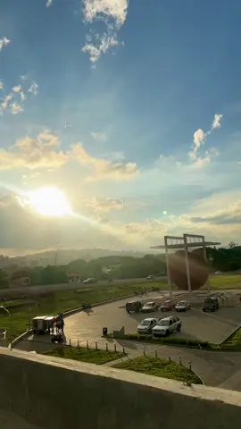 ¡El cielo hoy está espectacular! 💙☁️ La Esfera de Soto es testigo de que la amistad es la única que vale. 🎶 