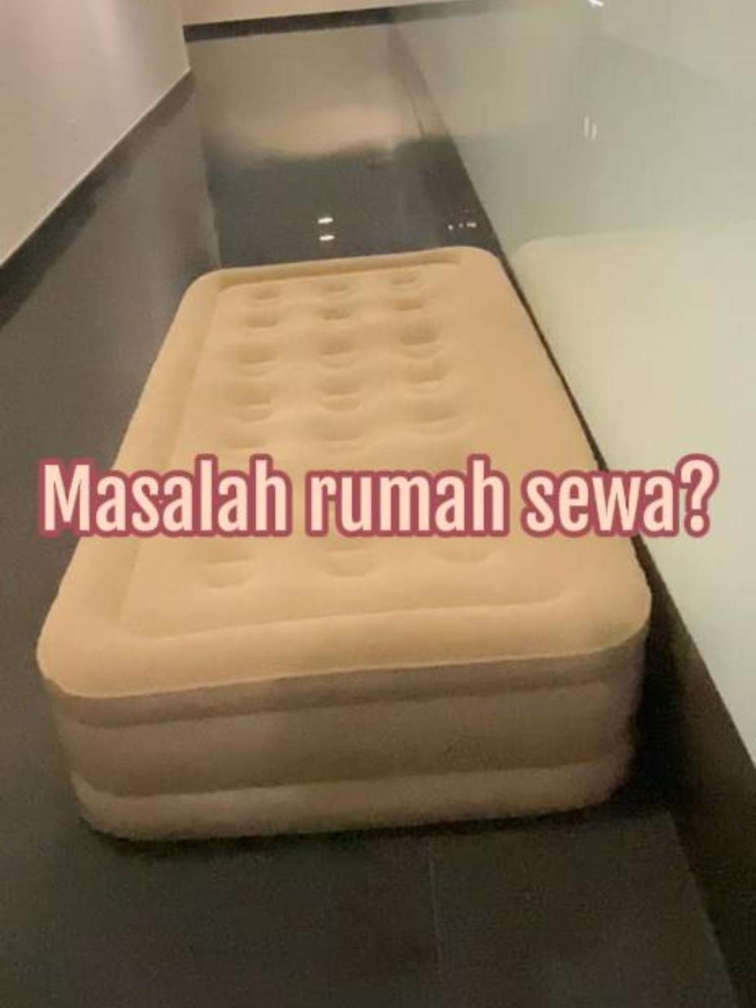 Masalah sewa rumah memang tak pernah habis! Selain perlu fikirkan bajer renovasi, pilihan katil juga satu dilema. Ingin tidur nyenyak tapi bajet terhad? Tilam angin ialah penyelesaiannya! ✅ Murah & praktikal - harga cuma sebahagian kecil dari katil biasa ✅ Kualiti terjamin - selesa dan tahan lasak, langsung tak kalah dengan katil pasaran ✅ Jimat ruang & mudah pindah - sempurna untuk penyewa yang kerap berpindah Tak percaya? Ramai yang dah cuba dan berpuas hati - tidur lena tanpa perlu labur duit besar! #portable #comfortable #barangviral #MODOFO #tilamangin #tilamviral #inflatablebed #mattress #viraltiktok #shoppinghaul #shoppingraya #FYI #FYP #hidupbijak #sewarumah #tidurnyenyak