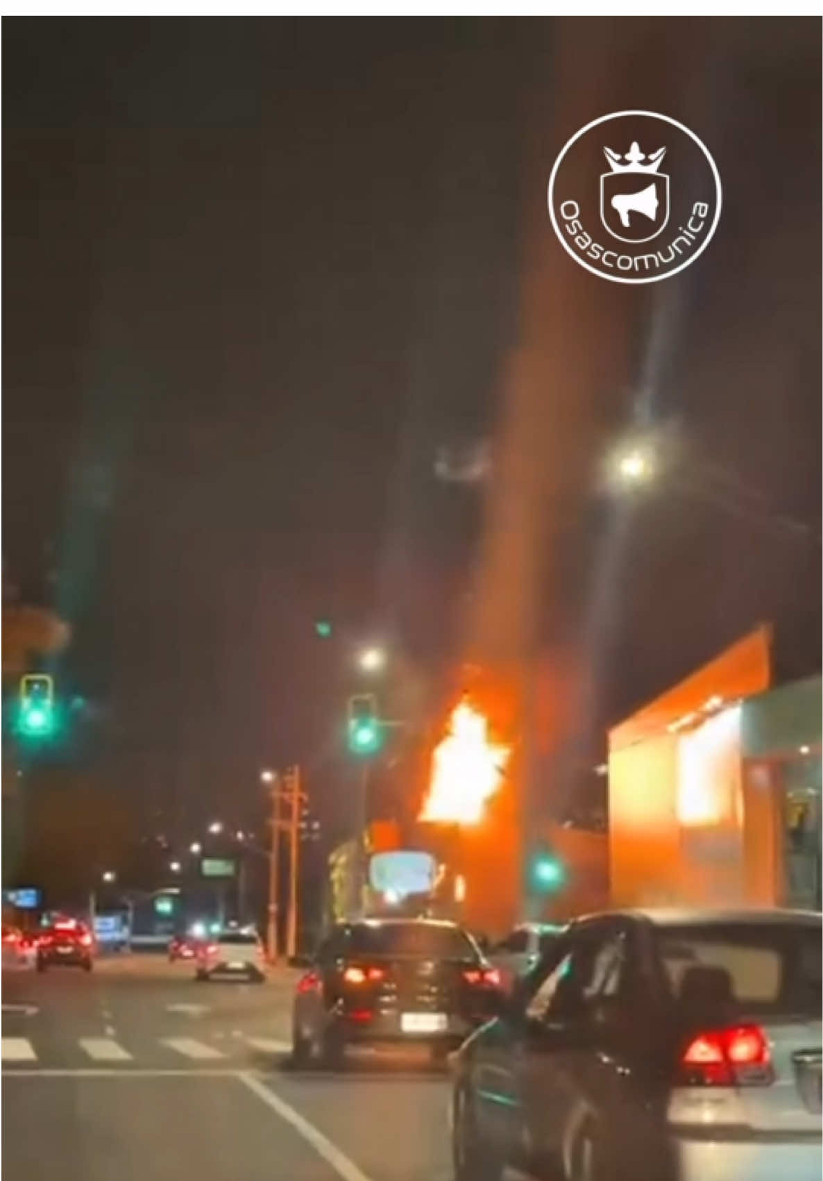 🔥INCÊNDIO ATINGE MOTEL NA ZONA LESTE DE SÃO PAULO‼️ 🏨 Um motel localizado na Vila Prudente, zona leste de São Paulo, foi atingido por um incêndio na noite deste domingo (16/11). Ninguém ficou ferido. De acordo com o Corpo de Bombeiros, o fogo começou no painel externo do estabelecimento na rua Capitão Pacheco e Chaves.  Quatro viaturas foram empenhadas para o atendimento e o incêndio foi rapidamente controlado. ✔️ Via: @vigiamooca ##sp##incêndio##saopaulo#vilaprudente