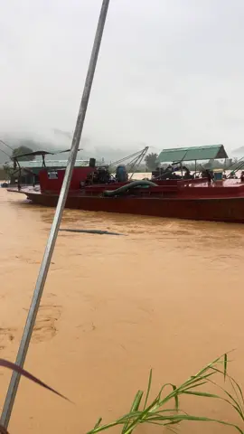 Lũ trôi tàu húc vào cầu treo ở  cư pui -krông bông
