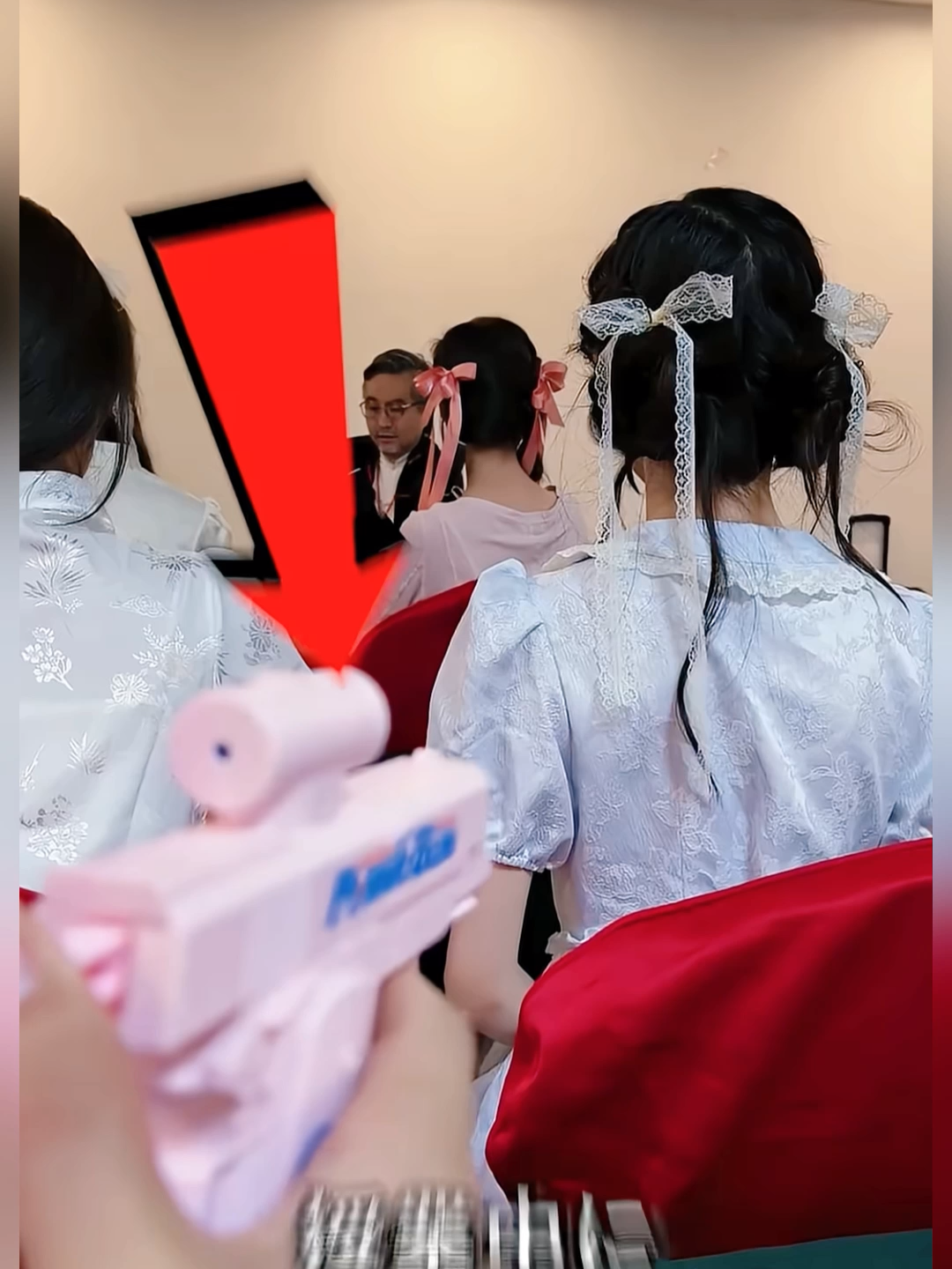 男子生徒のカバンから出てきた衝撃のアイテム & 父と娘の挑戦に衝撃の結末が…