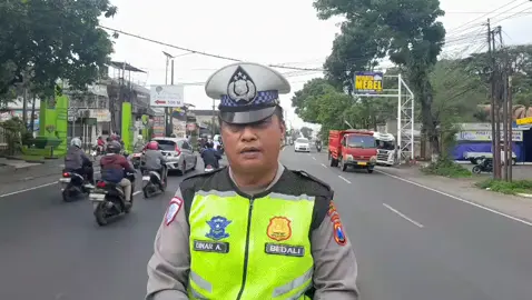 Anggota Lalu Lintas Polsek Lawang Aiptu Dinar Menyampaikan live report, karena setiap live report juga langsung dikirim ke Radio Cityguide dan langsung di on air kan  #poldajatim  #humaspoldajatim  #polresmalang #humaspolresmalang  #polseklawang  #lawang_ku  #arela 