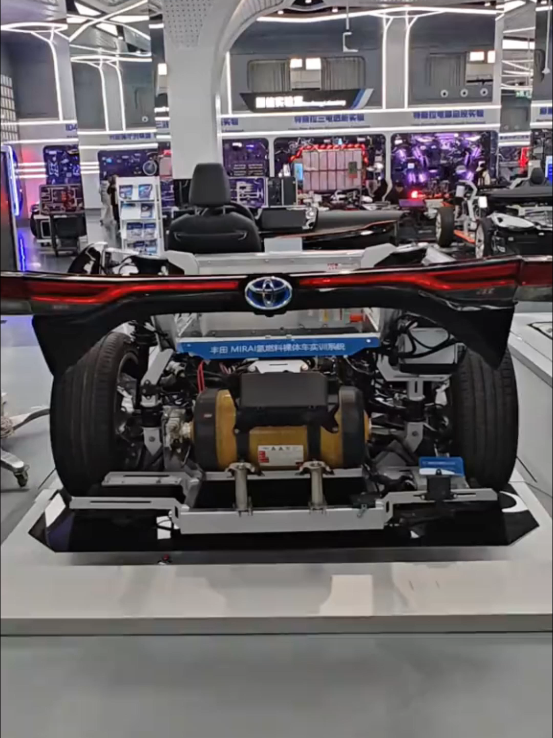 Hydro hay EV – tương lai phương tiện xanh sẽ nghiêng về đâu? Toyota vừa “mổ xẻ” xe hydro, hé lộ toàn bộ bình nhiên liệu, bộ chuyển hóa điện và mô-tơ siêu hiệu quả. Câu hỏi đặt ra: 💧 Hydro – tiếp năng lượng nhanh, đi xa, thải CO₂ gần như bằng 0 🔋 EV pin lithium – tiện lợi, phổ biến, hạ tầng ngày càng mở rộng Bạn sẽ chọn xe nào cho tương lai? Liệu hydro có thực sự “đánh bại” EV, hay chỉ là một giải pháp bổ sung? 🤔 📌 Hãy chia sẻ quan điểm của bạn – tương lai giao thông sạch sẽ nghiêng về bên nào? #Khámphá #XuHướng #fyp #CôngNghệ #KhoaHọc #TuongLaiGiaoThong