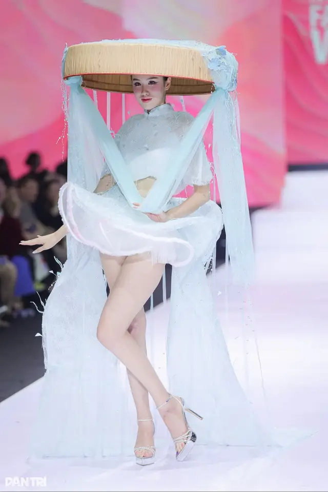 Trở về sau khi giành Á hậu Trái đất 2025 tại Philippines, Trịnh Mỹ Anh đi catwalk (diễn thời trang) với chiếc váy ngắn khoe vòng 3 táo bạo. Hình ảnh của cô khiến nhiều khán giả bất ngờ, đỏ mặt. #dsao #showbiz #VIFW2025 