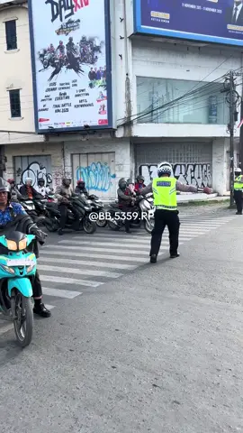 Pada pagi hari ini 17 november 2025 , dalam rangka OPS Zebra toba 2025  Aiptu Faisal pers ditlantas polda sumut , melakukan pengaturan & penindakan melalui tilang etle di simpang glugur JL. KL yos sudarso medan barat  Semoga dalam operasi ini terciptanya  keamanan , patuh & keselamatan dalam berkendara  #fyp #medan #opszebra #medantiktok 
