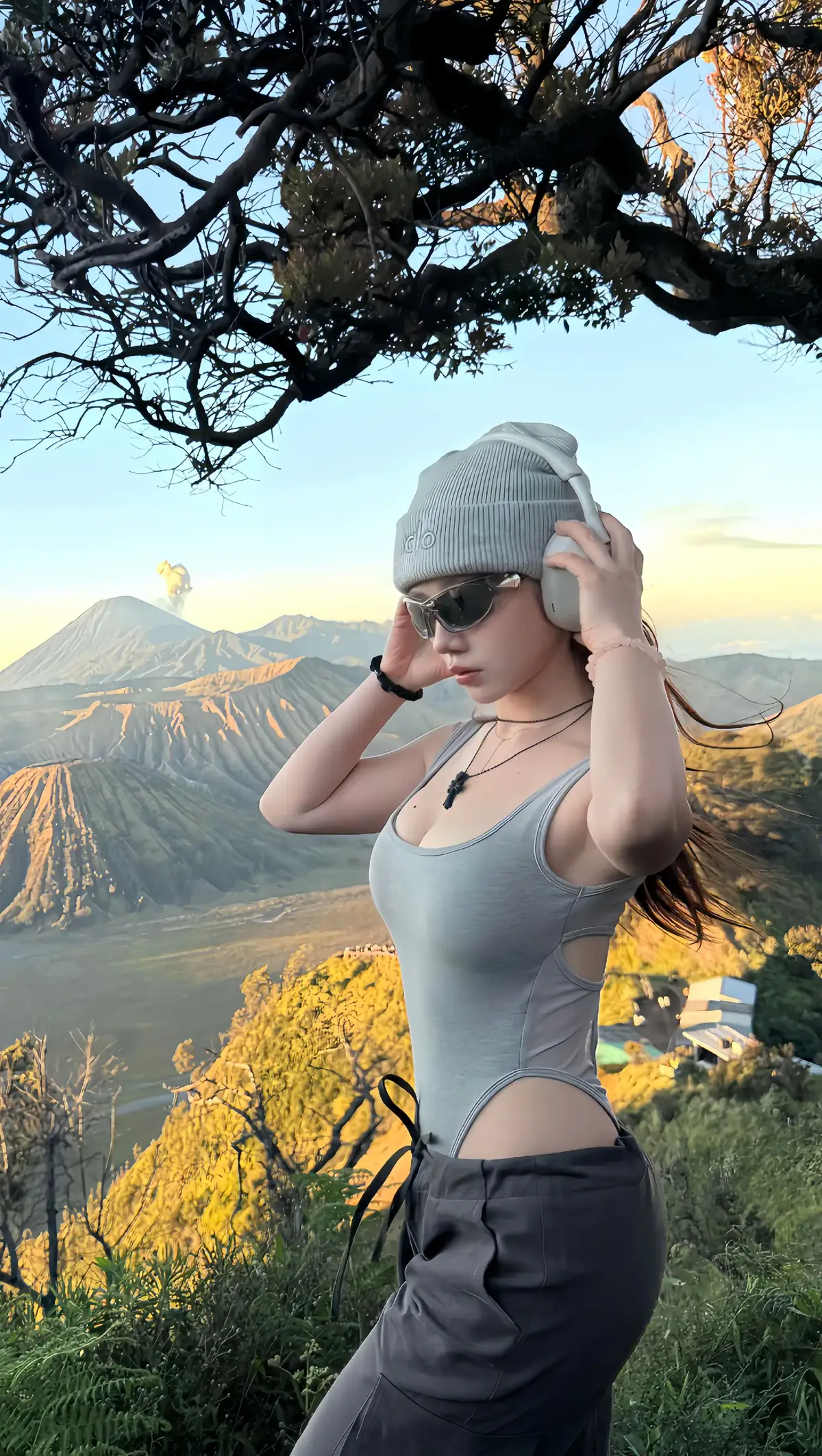 it's an honor to be on Mount Bromo 🇰🇷🇮🇩 #bromo #bromotenggersemeru #korean #indonesia #mountain 