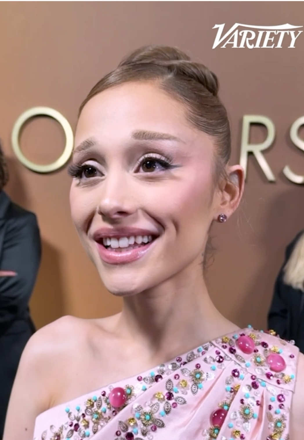 #ArianaGrande teases her role in the upcoming season of #AmericanHorrorStory at the 2025 Governors Awards.